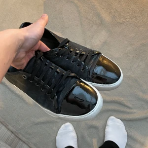Lanvin - Lanvin cap toe patent. Passar storlek 43 (uk9). En av dem trendigaste skorna 2025. Nypris 4999kr vårt pris 1990kr!📍  Hör gärna av er vid frågor!