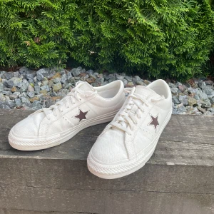 Converse One Star Pro Low Herringbone - Egret - Sällsynta och stilrena Converse One Star Herringbone i vit textil med diskret fiskbensmönster och brun stjärnlogga på sidan. Svåra att få tag på till ett bra pris.