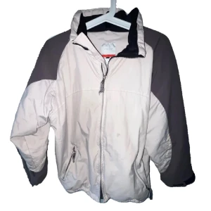 Vindjacka - Grå och beige/vit vindjacka från Everest! Mycket använd där av lågt pris