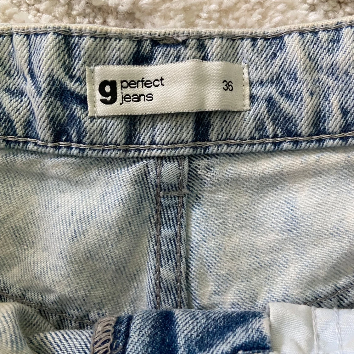 Ljusblå högmidjade jeansshorts - 1