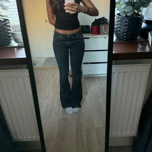 Svarta flare jeans low waist - Svarta jeans med låg midja och flare. Jeansen är använda ca 2 gånger🩷längd 32