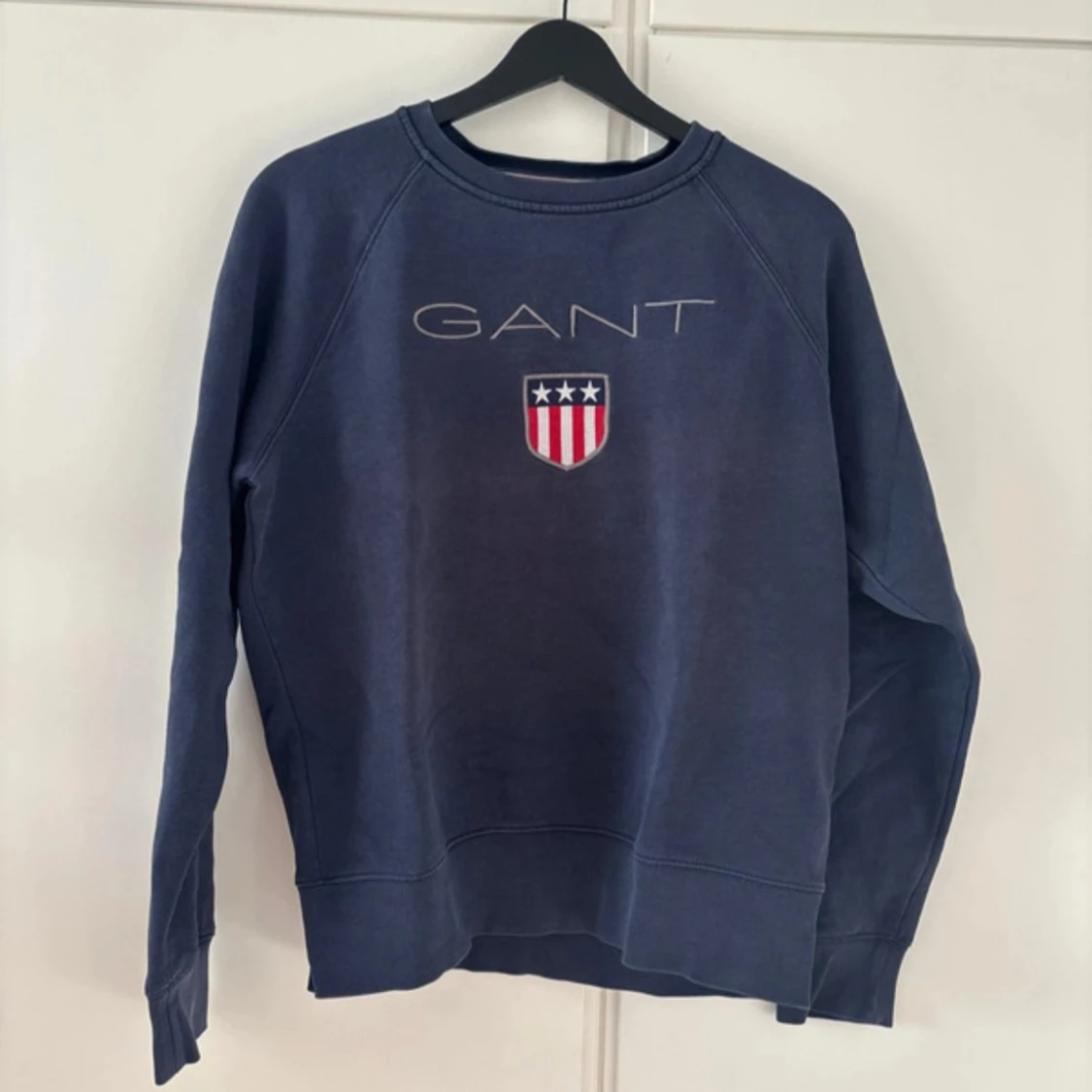 Blå sweatshirt från GANT med logga