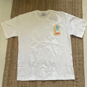 Casa blanca t-shirt - Säljer denna riktigt snygga T-shirt från Casa blanca. Lapparna är kvar och tröjan är endast testad vid ett tillfälle. Storlek: L, sitter som en L. Hör av er vid frågor eller funderingar. OBS: INTE ORG1NAL