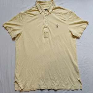 Ralph Lauren piké  - Tjo gubbar! En fet Ralph Lauren piké i gul färg med de fina märket. De är en liten äldre modell men den är fortfarande i väldigt bra skick. Storlek S och perfekt för just dig 😉 kolla gärna profilen för mycket mer Ralph Lauren kläder och följ gärna också ❤️ ha de göttttttt 🥳