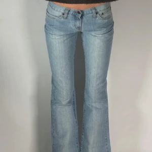 Lågmidjade bootcut jeans  - Säljer dessa jätte snygga jeans som jag köpte på Vinted men som tyvärr inte passade. De är lågmidjade och bootcut och lappennsitter kvar. Storlek 27/34, känns som XS. Midja tvärs över: 33cm. Midjehöjd: 18cm. Innebenslängd: 87cm. (Skriv om du vill ha hela bilderna eftersom plick skär av bilderna lite konstigt🥰)