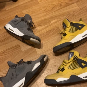 Nike Air Jordan 4  - Säljer mina pärlor då jag inte använder de mer. Skorna är äkta och i bra skick. Cool grey är i storlek 45,5 och lightning är 45
