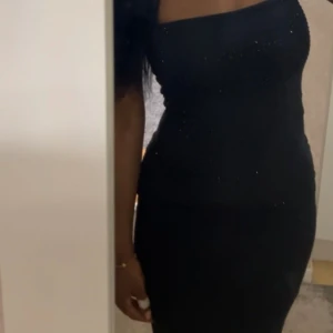 Svart glittrig långklänning - Använd 1 gång! Gott som ny💞