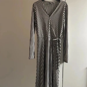 Långärmad randig klänning - Jättefin långärmad randig klänning