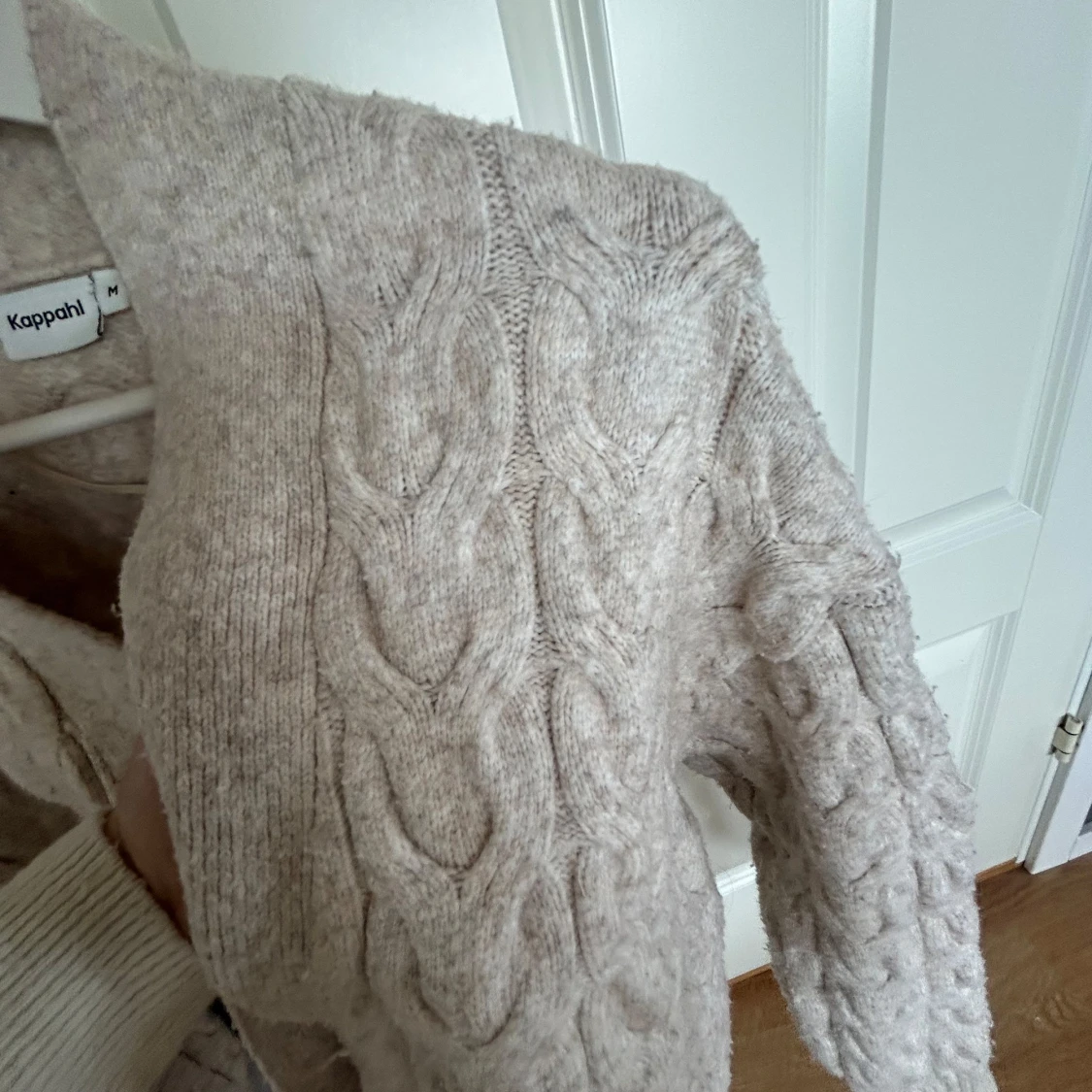 Beige kabelstickad kofta från Kappahl - 1