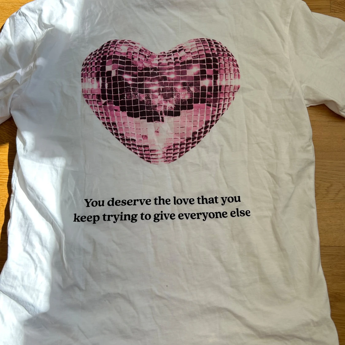 Vit t-shirt med rosa hjärta och text - 1