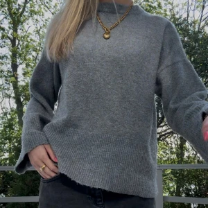 Grå stickad tröja med slits - Mysig tröja med slits på sidan!