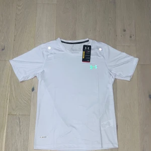 Under Armour tech 2.0 white - EVERYTHING I SELL IS BRAND NEW‼️  * Trusted Seller✅ * Shipping the same day📦 * TikTok: Trendyblock 📱 * Plick: Trendyblock 💛 * Vinted: Trendyblockse 