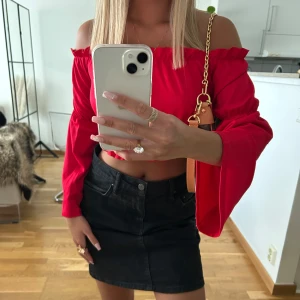 Röd offshoulder croppad topp Gina Tricot - Trendig röd offshoulder topp från Gina Tricot i strl XS, bra skick ❣️