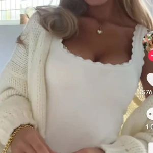 Vit linnetopp med volangkant från Zara💗 - Supersöt vit linnetopp med volangkant längs urringningen. Toppens enkla design gör den lätt att matcha och den har en feminin touch med de vågiga detaljerna. Perfekt för dig som gillar en fräsch och stilren look. Skriv om du vill ha bilder på💗 