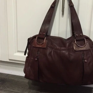 LETAR EFTER EN BRUN LÄDERVÄSKA!  - OBS: KÖP INTE!! Letar efter en brun läderväska som liknar dem på bilden, men behöver  inte nödvändigtvis vara från samma märken utan bara vara liknande. Ideella mått: 40x 20 ish. Är villig att köpa för mellan 300-800 kr.