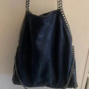 Stella McCartney liknande väska - Jättefin väska i bra skick som är köpt på plick, men från början köpt utomlands. Perfekt som skolväska eller liknande. Det är bara att skriva om du har frågor! Obs den är inte äkta!