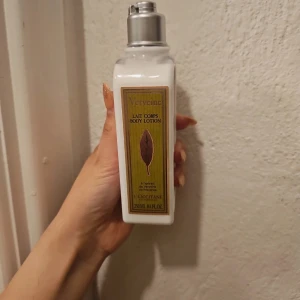 L'Occitane Verbena Body Lotion 250ml - Den doftar underbart, som sorbet glass. Aldrig använd köptes för 300kr