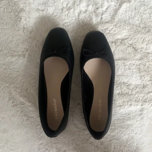 Svarta ballerinaskor - Så söta svarta ballerinaskor! Endast använda en gång. 