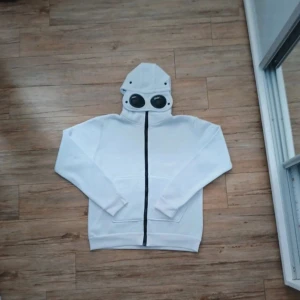 Cp company hoodie - Tjoo, säljer denna feta cp company hoodien till dunderpris‼️‼️💯Skick 9/10✅✅✅ förutom att etiketten lossnat😕 DMa📩 vid minsta fundering🤗🤗 KOLLA min profil för fler grejer✌️✌️