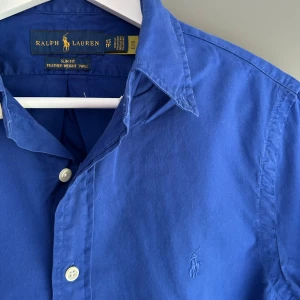 Ralph Lauren skjorta - - Mycket fint skick, inga defekter. Nypris ca 2000kr. Storlek XS slim fit, passar dig som är 173-183cm ungefär. Skriv för mer information!🤝
