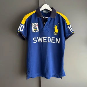 Ralph Lauren Sverige Piké - - Mycket fint skick, inga defekter. Riktigt ovanlig så passa på. Nypris ? Storlek M, passar dig som är 178-188cm ungefär. Skriv för mer information!🤝