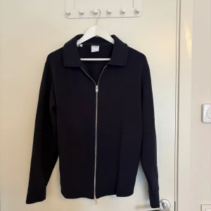 Blå zip hoodie från Selected Homme - Stilren blå zip hoodie från Selected Homme i bomull. Hoodien är som ny!  Storlek M. Priset kan diskuteras vid snabb affär!