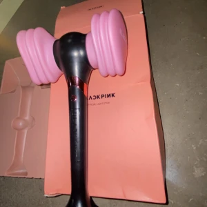 BLACKPINK Official Light Stick - OBS! Detta är den officiella konsert Light stick för BLACKPINK den är värd 4000kr fast bara en lampa funkar så jag lägger det mycket billigare än vad det kostar!
