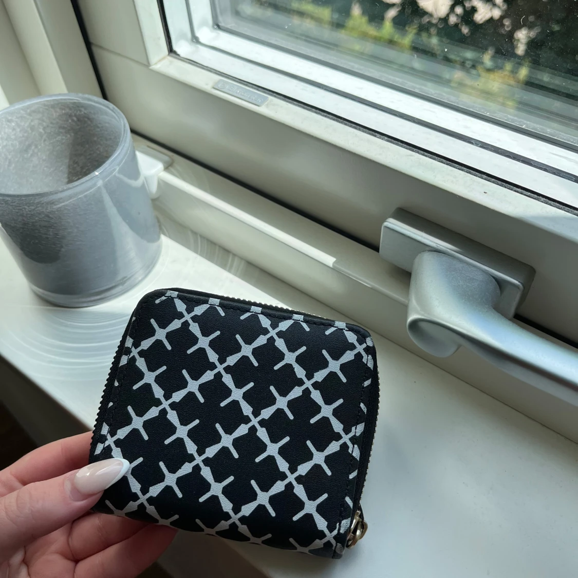 Svartvit plånbok med grafiskt mönster