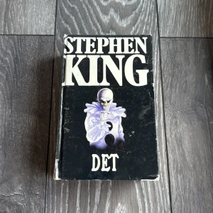 Det - En klassisk skräckroman av Stephen King! Följ ett gäng vänner som möter sina värsta rädslor i småstaden Derry. Perfekt för dig som gillar spänning, mystik och nervkittlande berättelser. En bok som håller dig vaken långt in på natten!