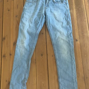 Dondup jeans  - Säljer ett par ljusblå jeans från Dondup, modell Georg. Klassisk femficksdesign med snygga detaljer och metallogo på bakfickan. Jeansen har raka ben och är tillverkade i mjukt denimtyg. Perfekta för en avslappnad och stilren look. Strlk 31