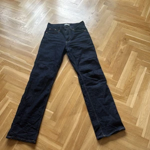 Mörkblå raka jeans från Perfect Jeans - Snygga mörkblå jeans från Gina Tricot i rak modell. Klassisk femficksdesign med kontrastsömmar och normal passform. Jeansen är tillverkade i slitstarkt denim och har en tidlös look som funkar till det mesta.