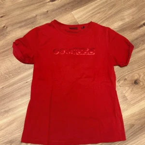Röd t-shirt från Hugo Boss - Från Hugo boss i storlek m. Använt 1 gång. Köpt för 600 