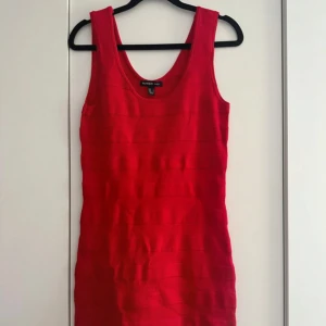 Röd klänning från Mango - Snygg röd kort klänning från Mango med breda axelband och rundad halsringning. Klänningen har en tight passform och är tillverkad i ett stretchigt material som sitter snyggt på kroppen. Perfekt för dig som vill sticka ut med en färgstark look. Klänningen har kortats med 8cm. Går att ta ner den ifall det önskas att ha klänningen längre