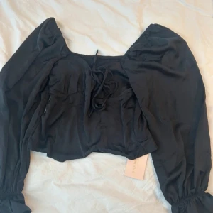 Svart blus med puffärmar från SHEIN - Helt ny svart topp från SHEIN med prislapp på. Storlek m/s