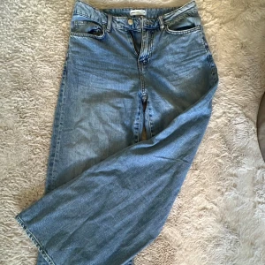 Blåa wide jeans med hög midja - Snygga blå jeans med hög midja och breda ben från Gina! Storlek 36, inte mycket använda  
