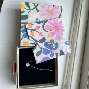 Halsband med presentlåda - Fint silvrigt halsband med presentlåda till. Tror att det är köpt på Ur&penn
