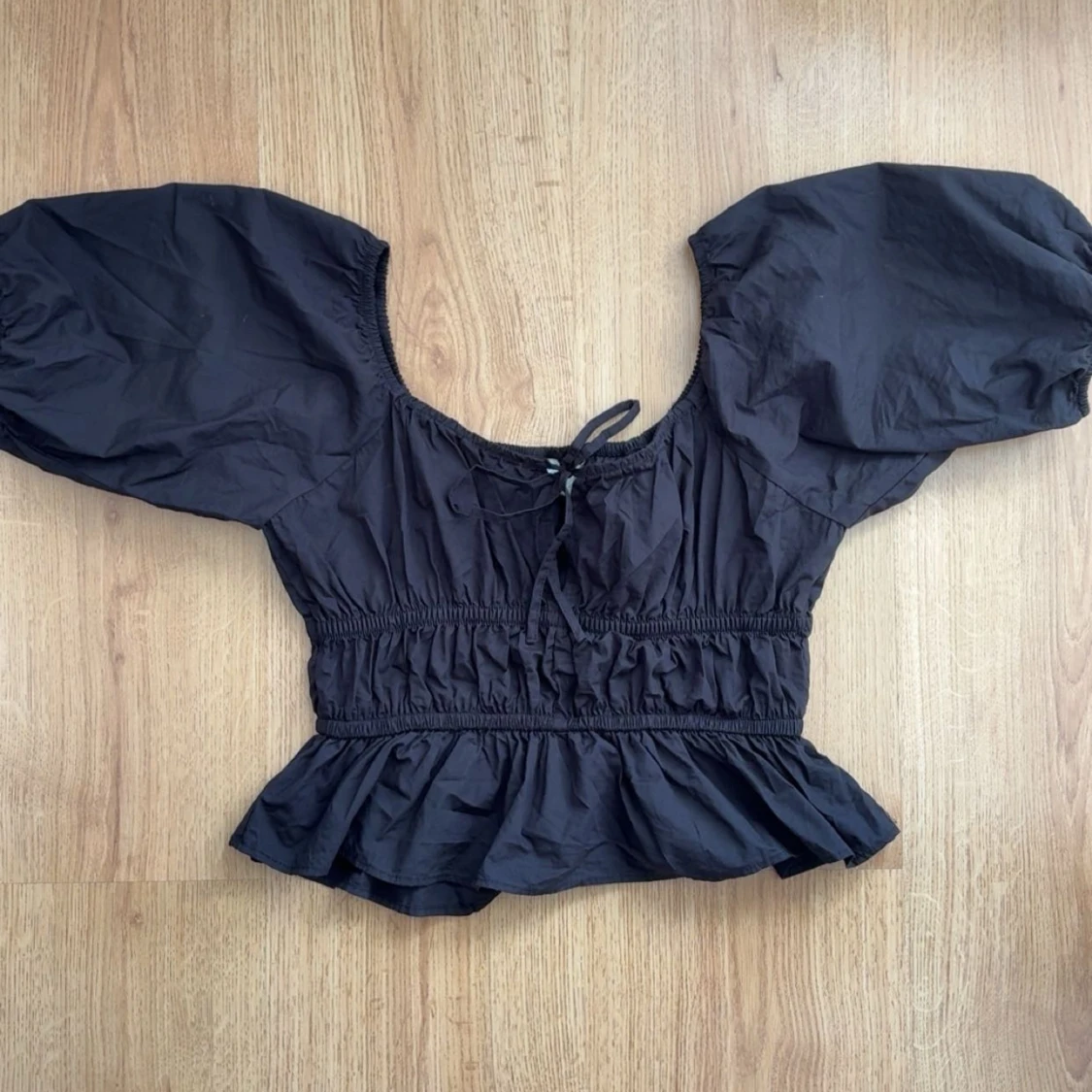 Svart croppad blus med puffärm - 1