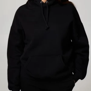 Svart hoodie med huva och ficka - GARDEROBSRENSNING! 