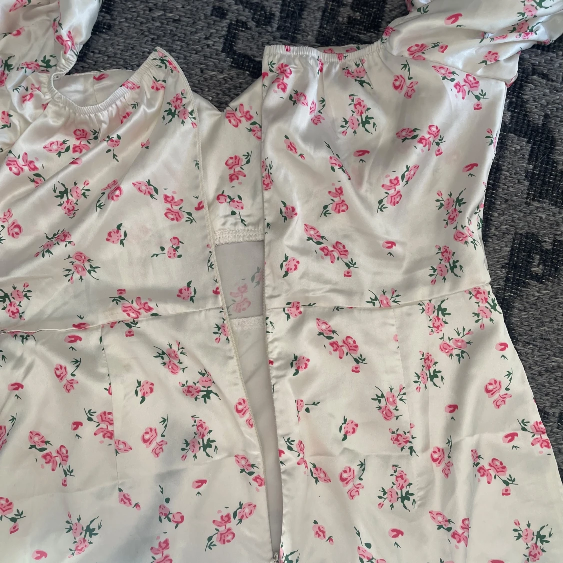 Vit blommig långklänning med puffärm - 4