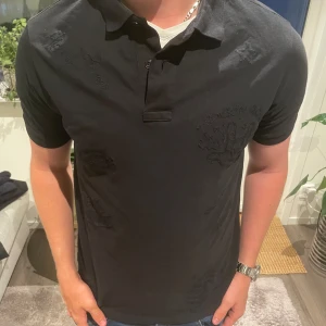 Replay pike  - En fin piké tröja från Replay i ett bra skick. 😊 Stl: L Ny pris 900 kr vårt pris 129kr 🤩