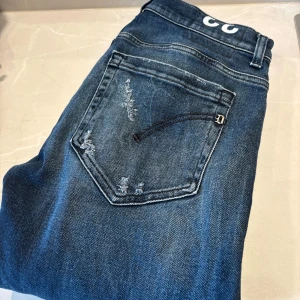 Dondup George  - Säljer nu ett par dondup George i mycket bra skick endast använda fåtal gånger. Bara att höra av er vid frågor eller funderingar mvh Viggo