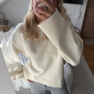 Stickad tröja - Världens finaste tröja, aldrig använd. Sitter najs oversize och så fin färg , från Gina 
