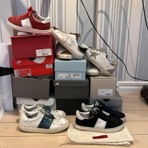 INTRESSEKOll! Valentino golden goose Philippe model  - Säljer flera par grisch sneakers i olika färger: röd/vit, vit/grön, vit/svart och vit/grå. Skorna har klassisk låg sneakersmodell med rund tå och platt sula. Perfekta för dig som gillar stilrena och trendiga skor. Skriv om ni vill köpa någon 