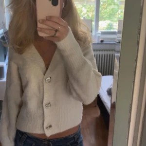 Stickad kofta - Jättefin kofta! Den är i jättebra skick, förutom att några stenar lossnat från knapparna men ingenting man tänker på när man har den på sig☀️