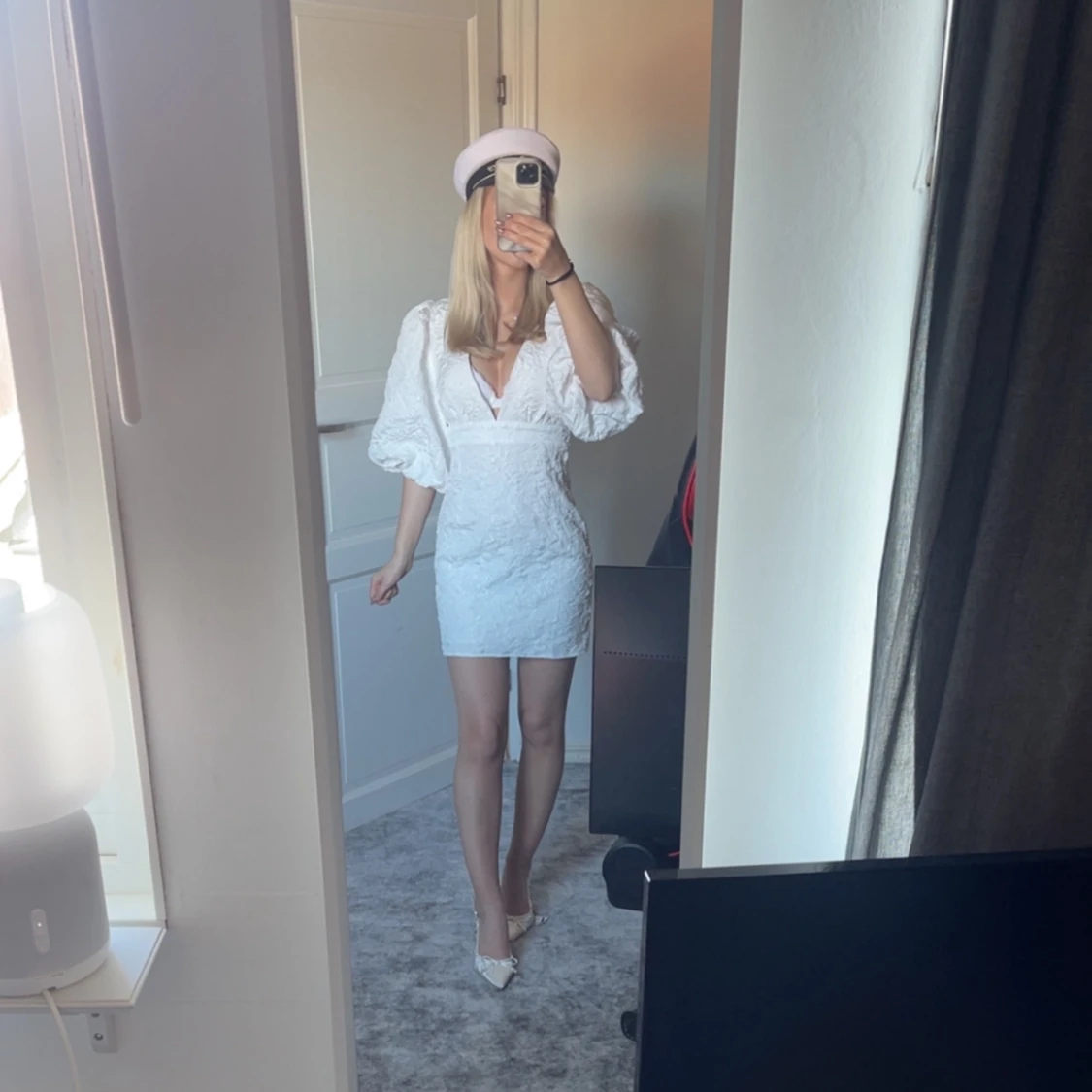 Vit kortklänning med puffärmar och v-ringning - 1