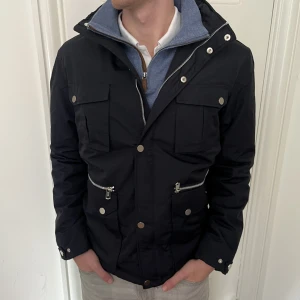 JOHN RICCI - FIELD JACKET - Helt ny field jacket från John Ricci i storlek Large - Skick 8/10  - Köpt för: 2500 Vårt pris: 749 - Modellen på bilden är 185 och brukar bära Medium.