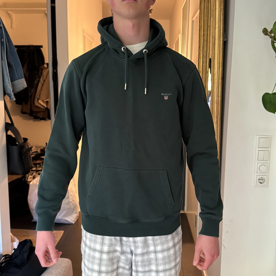 Mörkgrön hoodie från GANT - 3