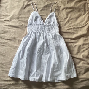 vit mini dress  - Säljer en söt vit mini klänning med justerbara axelband. Klänningen är i mycket bra skick utan några synliga defekter, säljer endast pågrund av att den har blivit för liten. 
