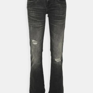 Svarta bootcut jeans med slitningar - Snygga svarta bootcut jeans med slitningar på låren och knäna. De har en klassisk femficksdesign och en bekväm passform. Perfekta för en avslappnad stil. Från LTB💕💕💕💕SÄNKER EJ PRISET🩷🫰