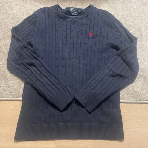 Polo Ralph Lauren tröja ribbed  - Säljer denna feta Ralph lauren tröjan i stickad ribbad material. Skicket är ganska bra då den är lite använd men bra skick. Liten defekt på bild 3 (syns knappt) då den sitter i armhålan. Storlek XL i barn men passar som storlek S-M i vuxenstorlek. Skriv vid funderingar✍️